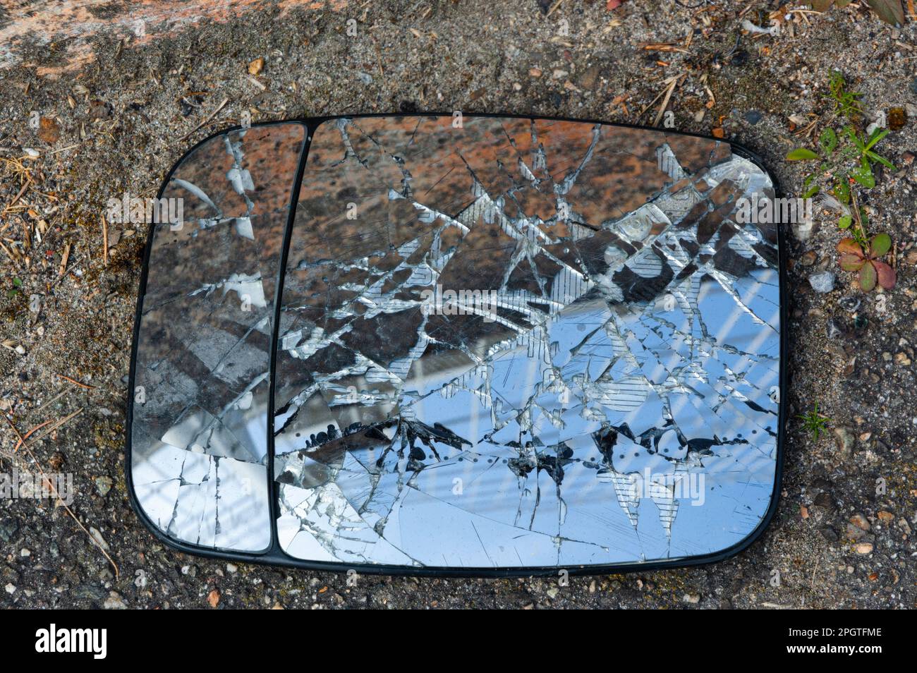 Uno specchio rotto si trova sul pavimento di una zona industriale di Valence, in Francia Foto Stock