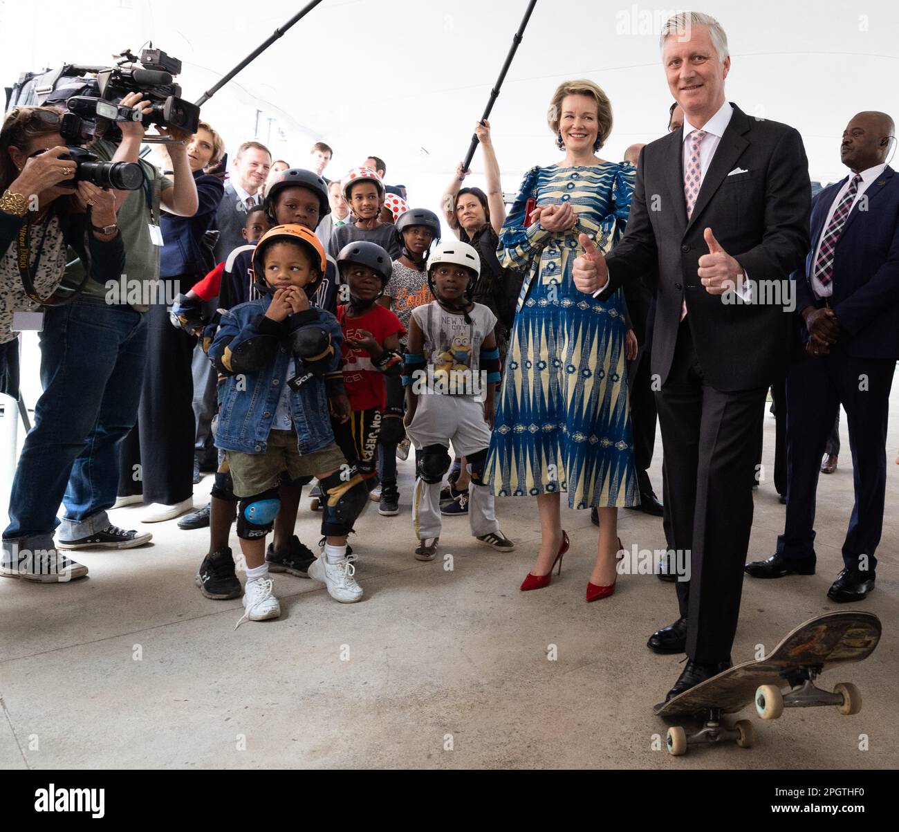 Johannesburg, Sudafrica. 24th Mar, 2023. Re Filippo - Filip del Belgio fa un giro di prova su uno skateboard, assistito dalla regina Mathilde del Belgio e dai giovani locali, a Johannesburg, durante una visita di stato della coppia reale belga nella Repubblica del Sud Africa, venerdì 24 marzo 2023. BELGA PHOTO BENOIT DOPPAGNE Credit: Belga News Agency/Alamy Live News Foto Stock