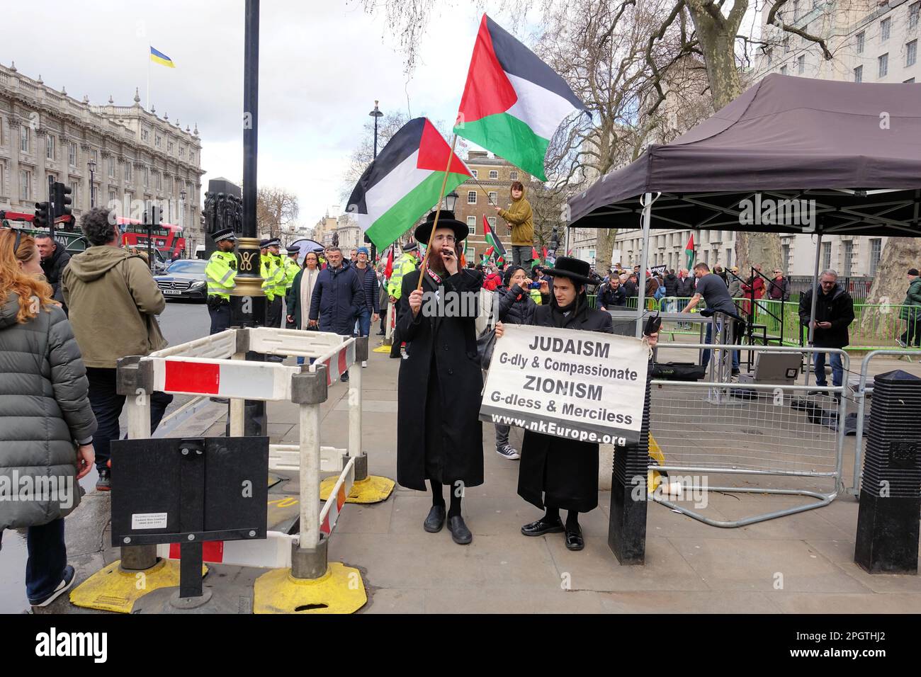 London.UK, 24/02/2023, London, UK. 24th Mar, 2023. Israeliani e palestinesi dimostrano contro Netanyahu visita nel Regno Unito al di fuori del 10 Downing St. Credit: Brian Minkoff/Alamy Live News Foto Stock