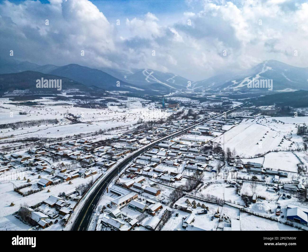 (230324) -- CHANGCHUN, 24 marzo 2023 (Xinhua) -- questa foto aerea scattata il 19 gennaio 2023 mostra una vista generale del villaggio di Nangou, vicino alla stazione sciistica di Beidahu, nella provincia di Jilin della Cina nord-orientale. Guidato dall'economia degli sport invernali, un numero crescente di abitanti del villaggio hanno trovato la strada per la ricchezza.famoso per la sua lunga stagione di neve e neve in polvere, il Monte Changbai nella provincia di Jilin è stato a lungo un luogo ideale per lo sci. È diventata una destinazione importante per gli appassionati di sci in tutta la Cina, grazie al crescente interesse per gli sport invernali alimentati dalle Olimpiadi invernali di Pechino 2022. Oggi, Jilin testimoni co Foto Stock