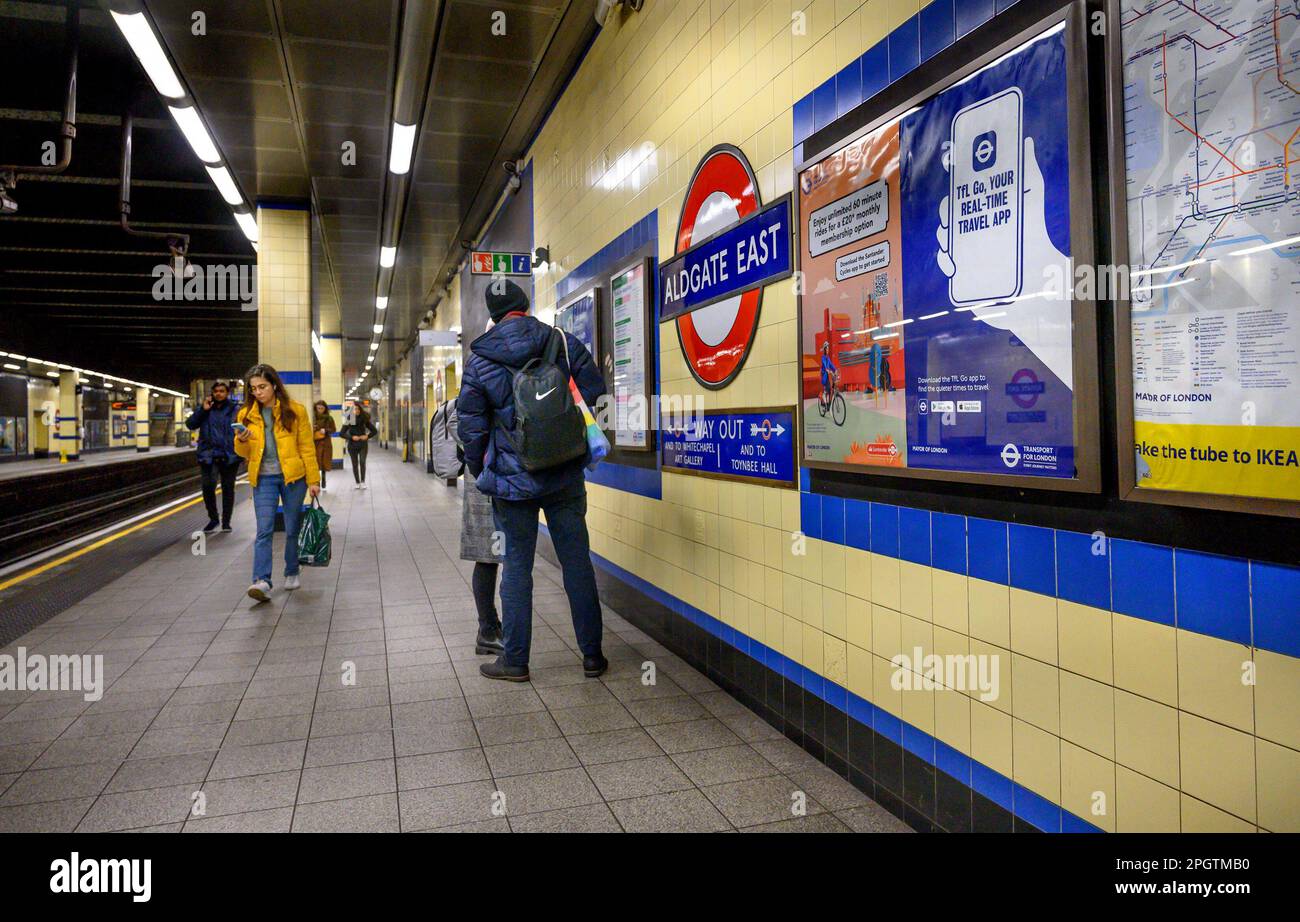 Londra, Inghilterra, Regno Unito. Piattaforma della stazione della metropolitana di Aldgate East Foto Stock