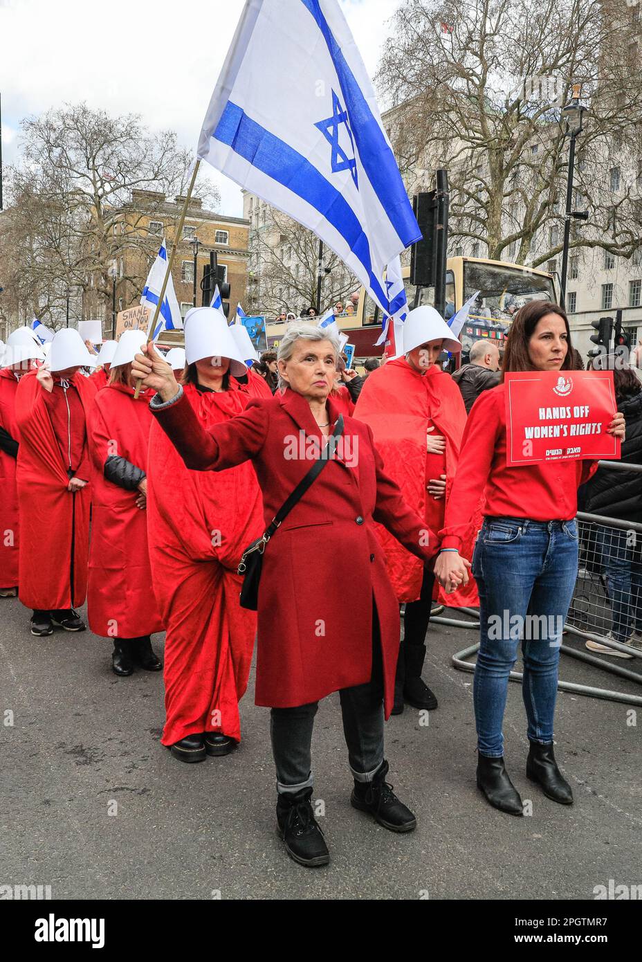 Londra, Regno Unito. 24th Mar, 2023. Le fanciulle si fermano presso il memoriale delle donne della seconda guerra mondiale per rendere omaggio, poi unirsi alla protesta israeliana. Un gruppo di circa 40 donne in abiti da nubile si raduna per i diritti delle donne e contro la leadership di Netanyahu. Centinaia di manifestanti protestano contro il primo ministro israeliano Benjamin Netanyahu durante la sua visita odierna nel Regno Unito. Sia coloro che si mobilitano per i diritti dei palestinesi, sia coloro che protestano per le modifiche alla magistratura proposte dal governo di Netanyahu fanno sentire la loro voce ad alta voce. Credit: Imageplotter/Alamy Live News Foto Stock