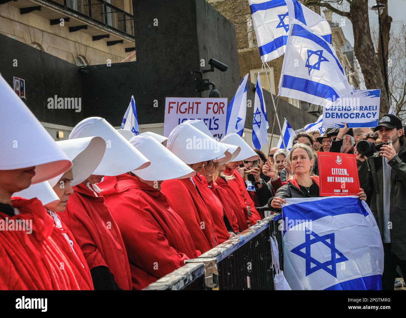 Londra, Regno Unito. 24th Mar, 2023. Le fanciulle si fermano presso il memoriale delle donne della seconda guerra mondiale per rendere omaggio, poi unirsi alla protesta israeliana. Un gruppo di circa 40 donne in abiti da nubile si raduna per i diritti delle donne e contro la leadership di Netanyahu. Centinaia di manifestanti protestano contro il primo ministro israeliano Benjamin Netanyahu durante la sua visita odierna nel Regno Unito. Sia coloro che si mobilitano per i diritti dei palestinesi, sia coloro che protestano per le modifiche alla magistratura proposte dal governo di Netanyahu fanno sentire la loro voce ad alta voce. Credit: Imageplotter/Alamy Live News Foto Stock