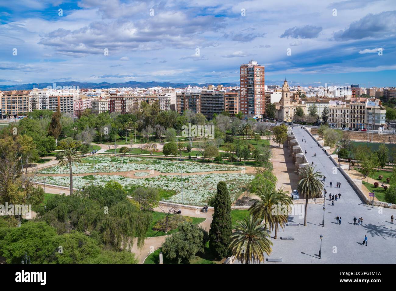 Vista sul Jardin del Turia dalla cima delle torri di Serrano. Valencia - Spagna Foto Stock