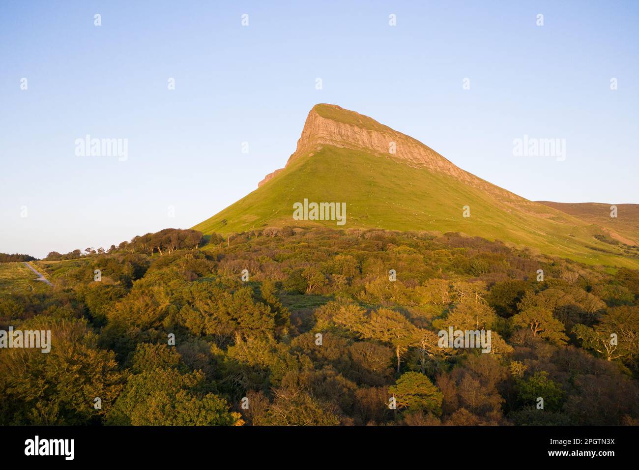 Contea di Sligo / Irlanda : veduta aerea di Benbulbin o Benbulben, una grande formazione rocciosa con sommità piatta, parte dei Monti Dartry Foto Stock