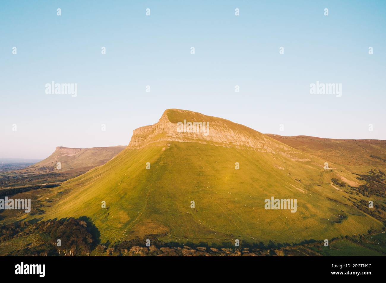 Contea di Sligo / Irlanda : veduta aerea di Benbulbin o Benbulben, una grande formazione rocciosa con sommità piatta, parte dei Monti Dartry Foto Stock