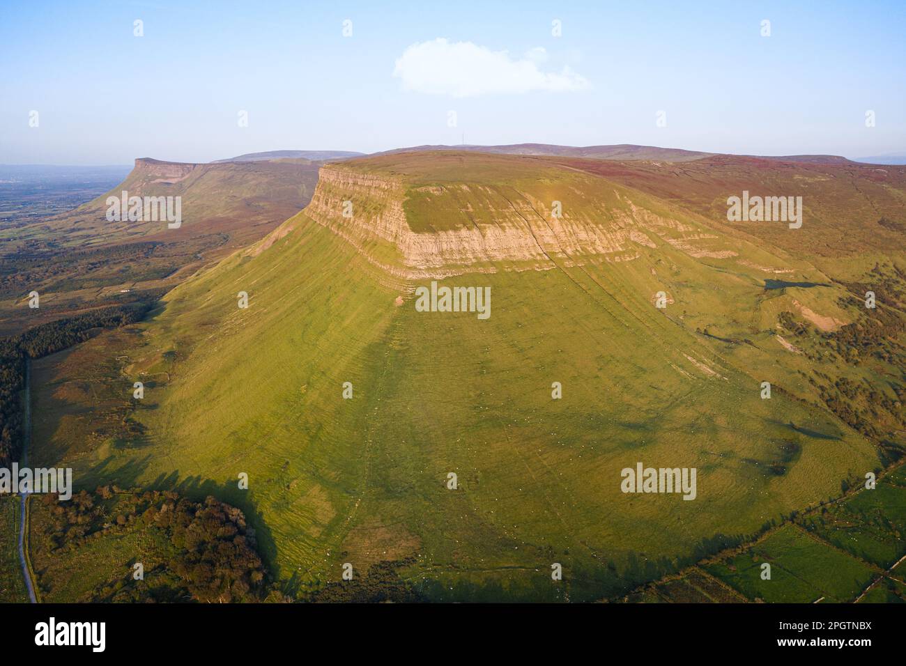 Contea di Sligo / Irlanda : veduta aerea di Benbulbin o Benbulben, una grande formazione rocciosa con sommità piatta, parte dei Monti Dartry Foto Stock