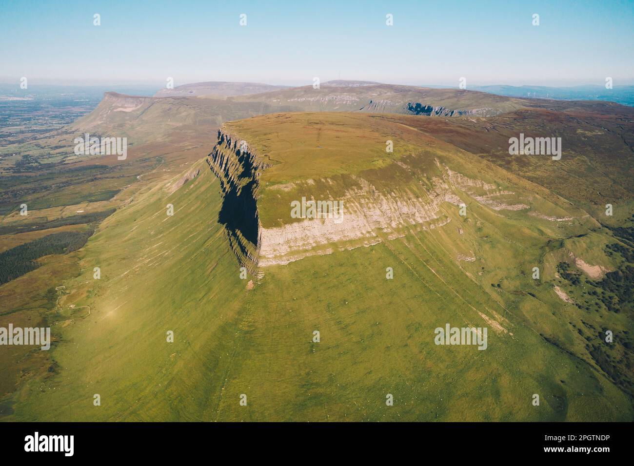 Contea di Sligo / Irlanda : veduta aerea di Benbulbin o Benbulben, una grande formazione rocciosa con sommità piatta, parte dei Monti Dartry Foto Stock