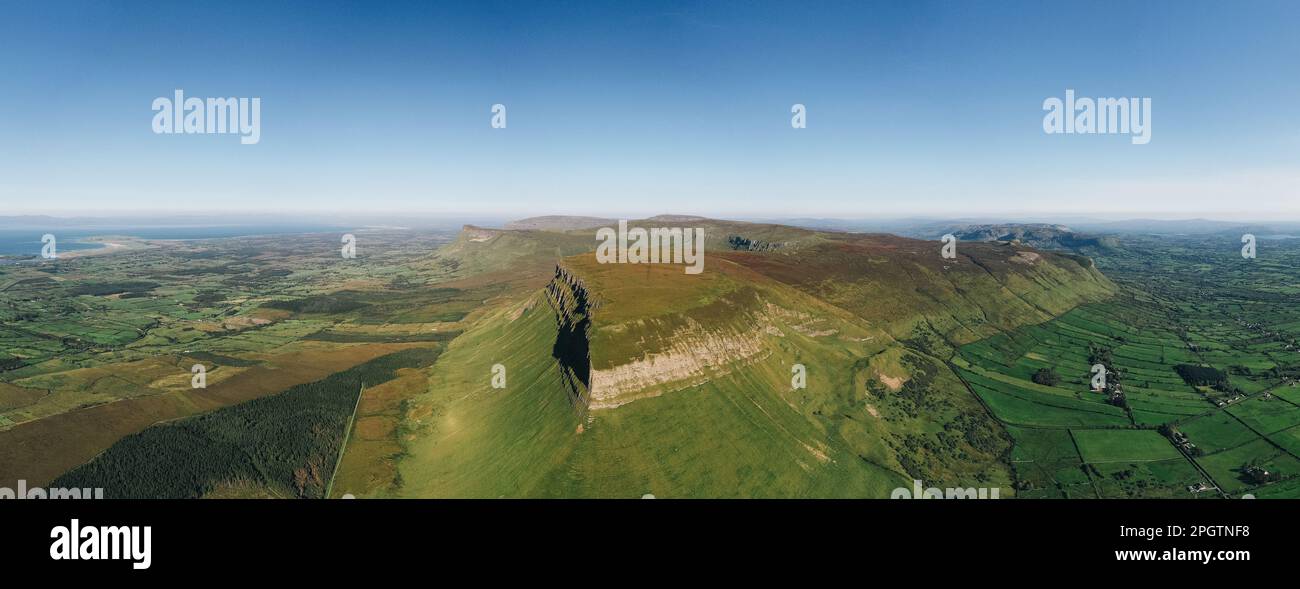 Contea di Sligo / Irlanda : veduta aerea di Benbulbin o Benbulben, una grande formazione rocciosa con sommità piatta, parte dei Monti Dartry Foto Stock