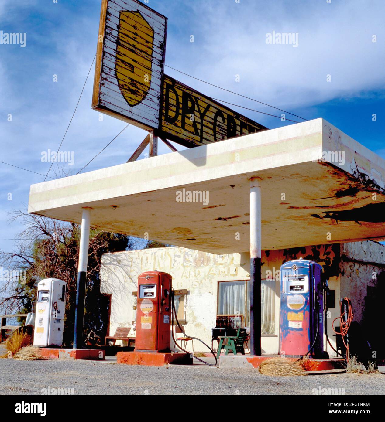 Vecchia stazione di benzina nella città fantasma lungo la strada 66 Foto Stock