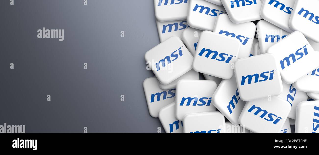 Logo del produttore della scheda grafica e della scheda madre del PC MSI su un heap su una tabella. Formato banner Web, spazio di copia. Foto Stock