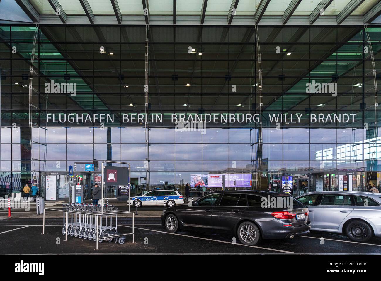 BERLINO, GERMANIA - 22 MARZO 2023: Esterno del Terminal 1 dell'Aeroporto Internazionale di Berlino Brandenburgo BER Foto Stock