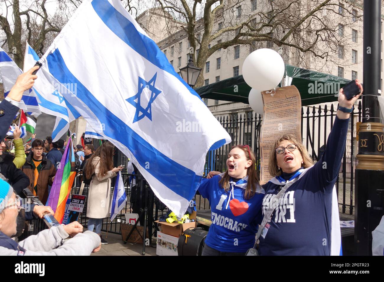 Londra, Regno Unito. 24th Mar, 2023. Israeliani e palestinesi dimostrano contro Netanyahu visita nel Regno Unito al di fuori del 10 Downing St. Credit: Brian Minkoff/Alamy Live News Foto Stock