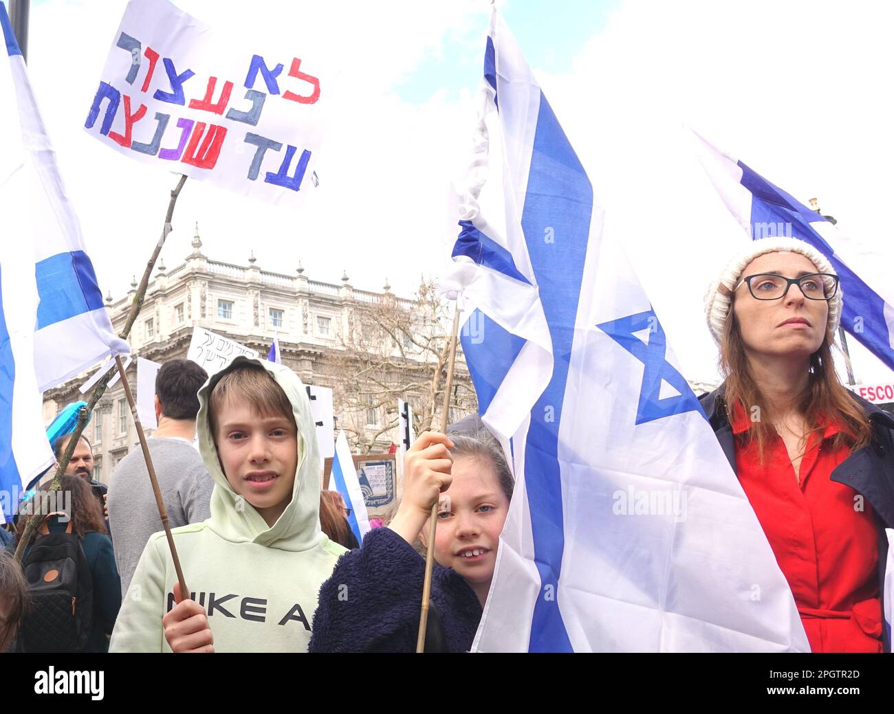 Londra, Regno Unito. 24th Mar, 2023. Israeliani e palestinesi dimostrano contro Netanyahu visita nel Regno Unito al di fuori del 10 Downing St. Credit: Brian Minkoff/Alamy Live News Foto Stock