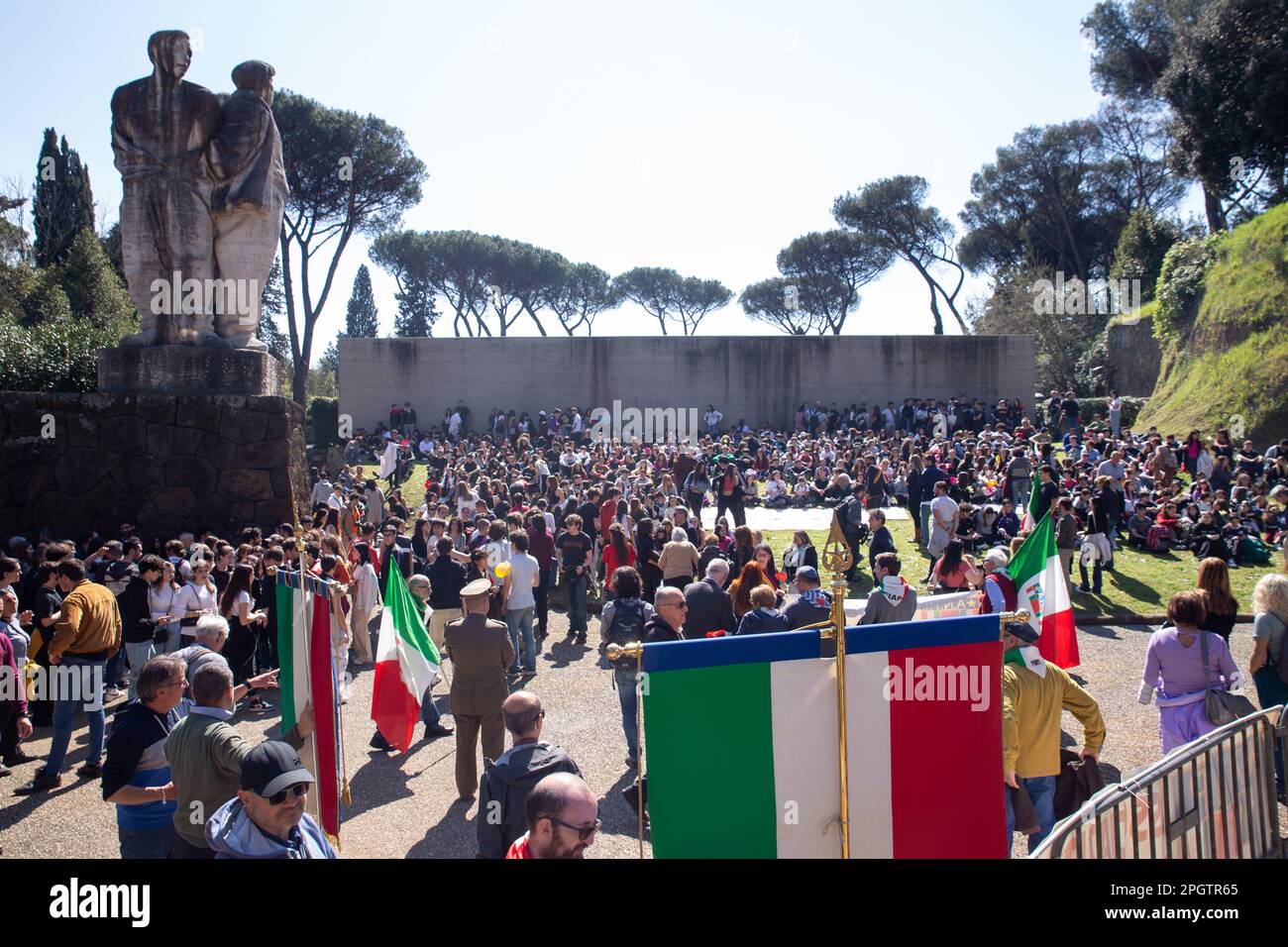 Roma, Italia. 23rd Mar, 2023. Studenti vicino al santuario dei martiri della fosse Ardeatine a Roma (Credit Image: © Matteo Nardone/Pacific Press via ZUMA Press Wire) SOLO USO EDITORIALE! Non per USO commerciale! Foto Stock