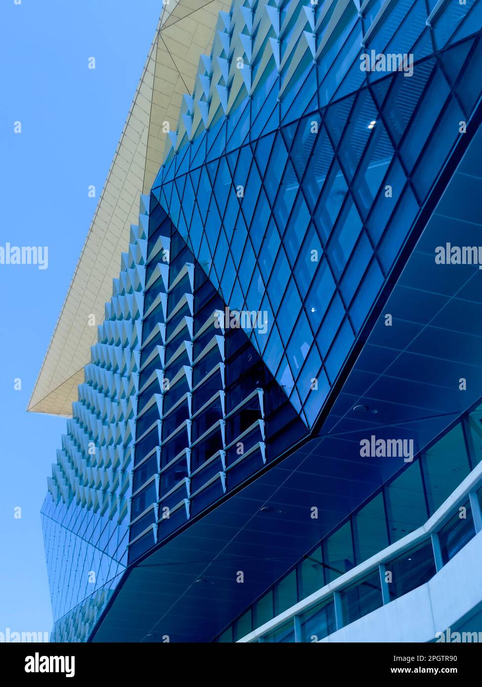 Un accattivante edificio di vetro blu moderno. Foto Stock