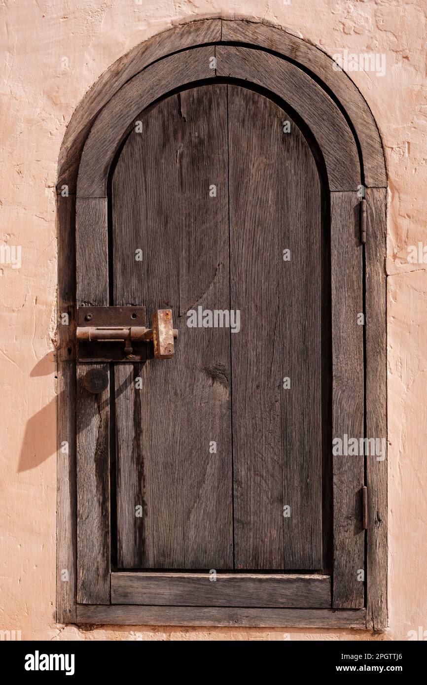 Finestra in legno in un edificio ad Agadir, Marocco, marzo 2023 Foto Stock