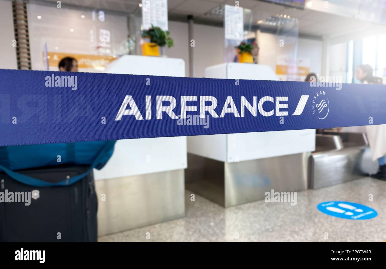 Parigi, FR Jan 2023: Nastro barriera blu con il logo Air France e SkyTeam all'interno di un aeroporto. Air France è il vettore di bandiera francese. Viaggi e aereo Foto Stock