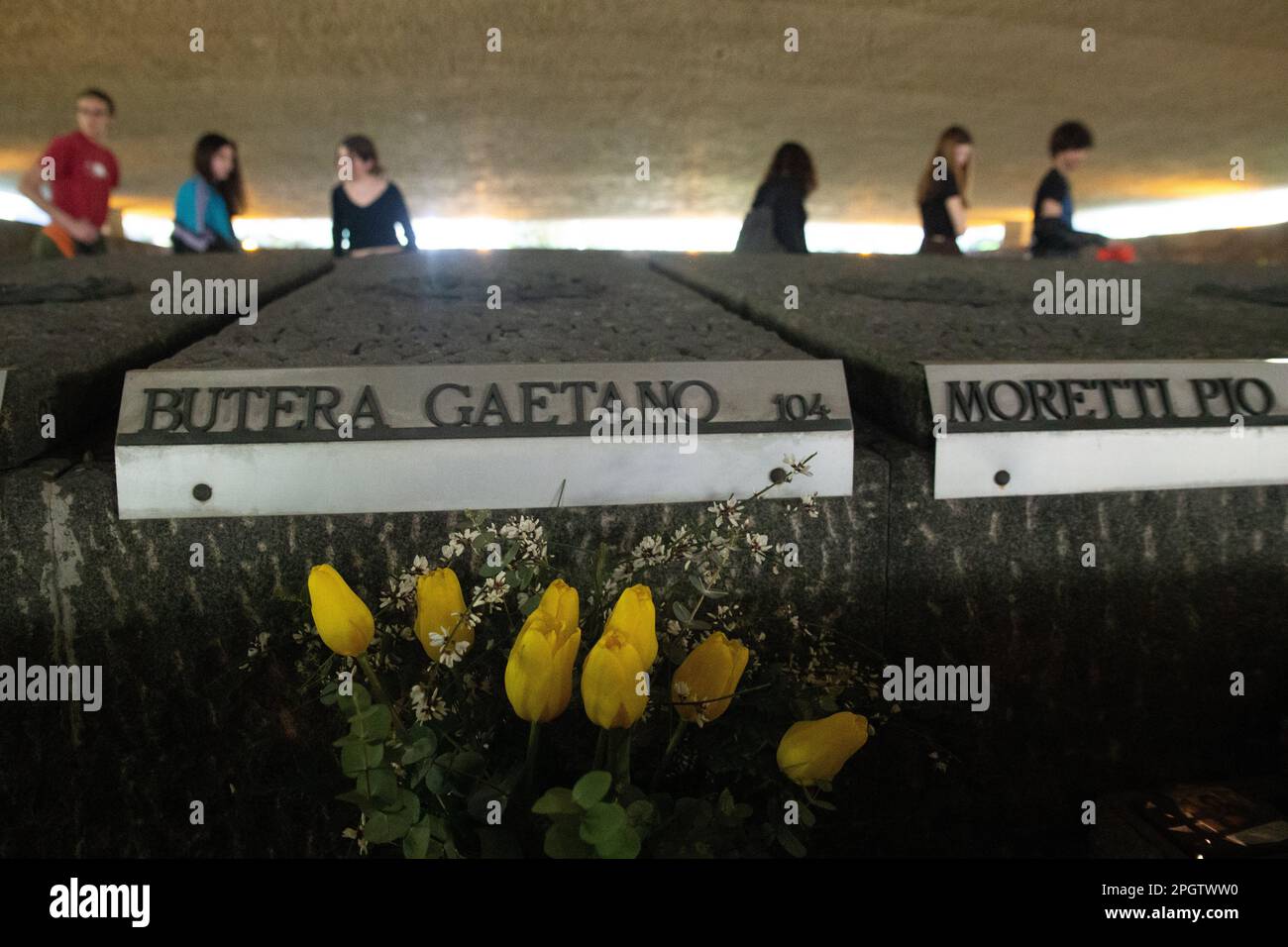 Roma, Italia. 23rd Mar, 2023. Gli studenti rendono omaggio ai martiri di fosse Ardeatine a Roma (Credit Image: © Matteo Nardone/Pacific Press via ZUMA Press Wire) SOLO PER USO EDITORIALE! Non per USO commerciale! Foto Stock