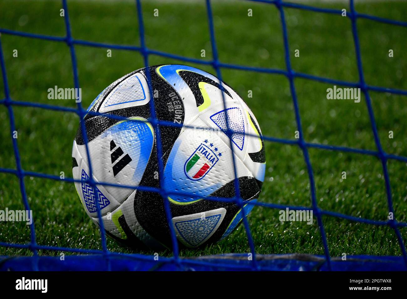 Adidas Oceaunz pro ball con logo della federazione italiana è visto in rete durante il Campionato europeo UEFA EURO2024 Qualification Group C. Foto Stock