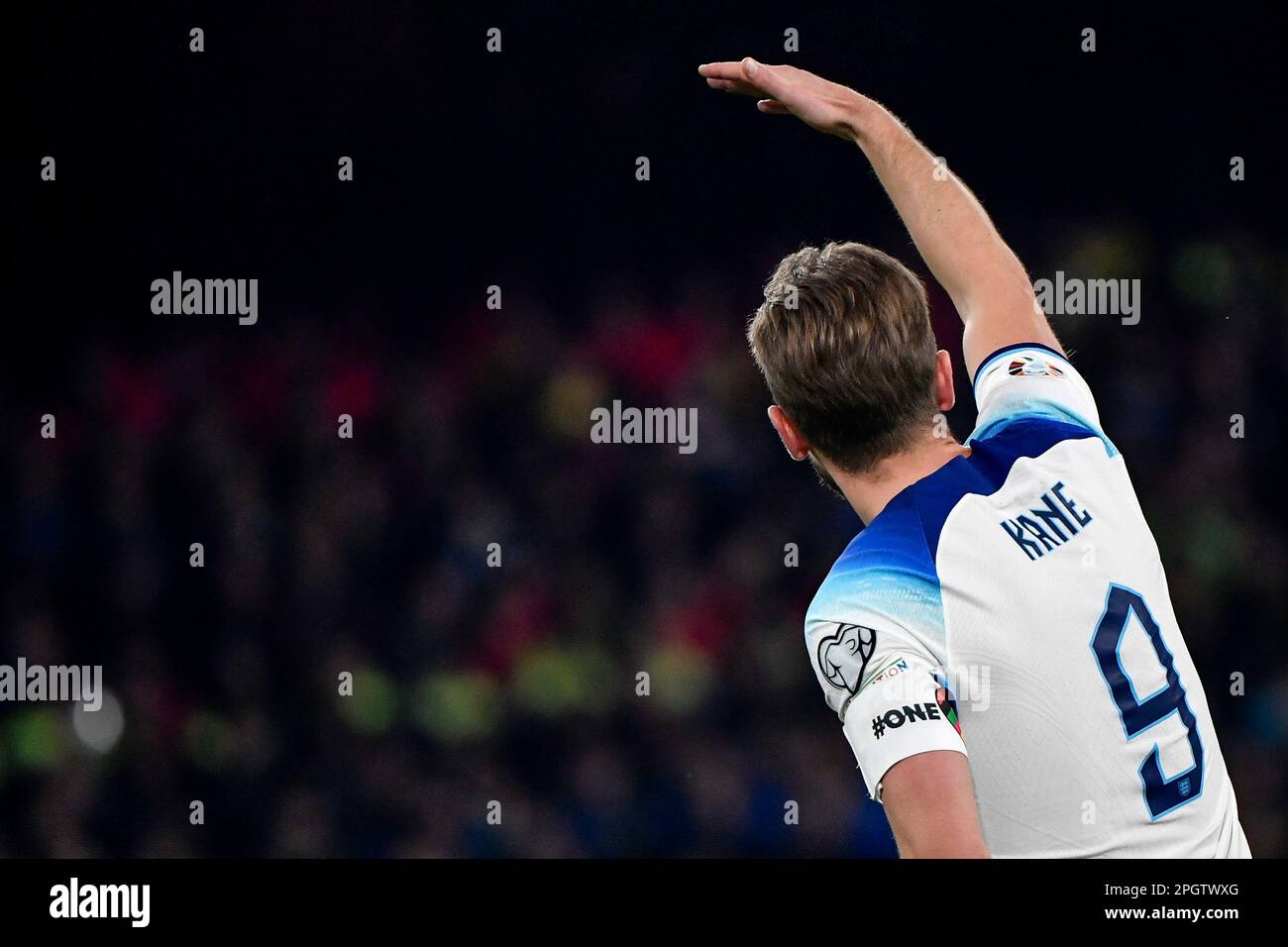 Harry Kane d'Inghilterra si è fatto un gesto durante la partita di calcio del Campionato europeo UEFA EURO2024 Qualification Group C tra l'Italia e l'Inghilterra a Diego Foto Stock