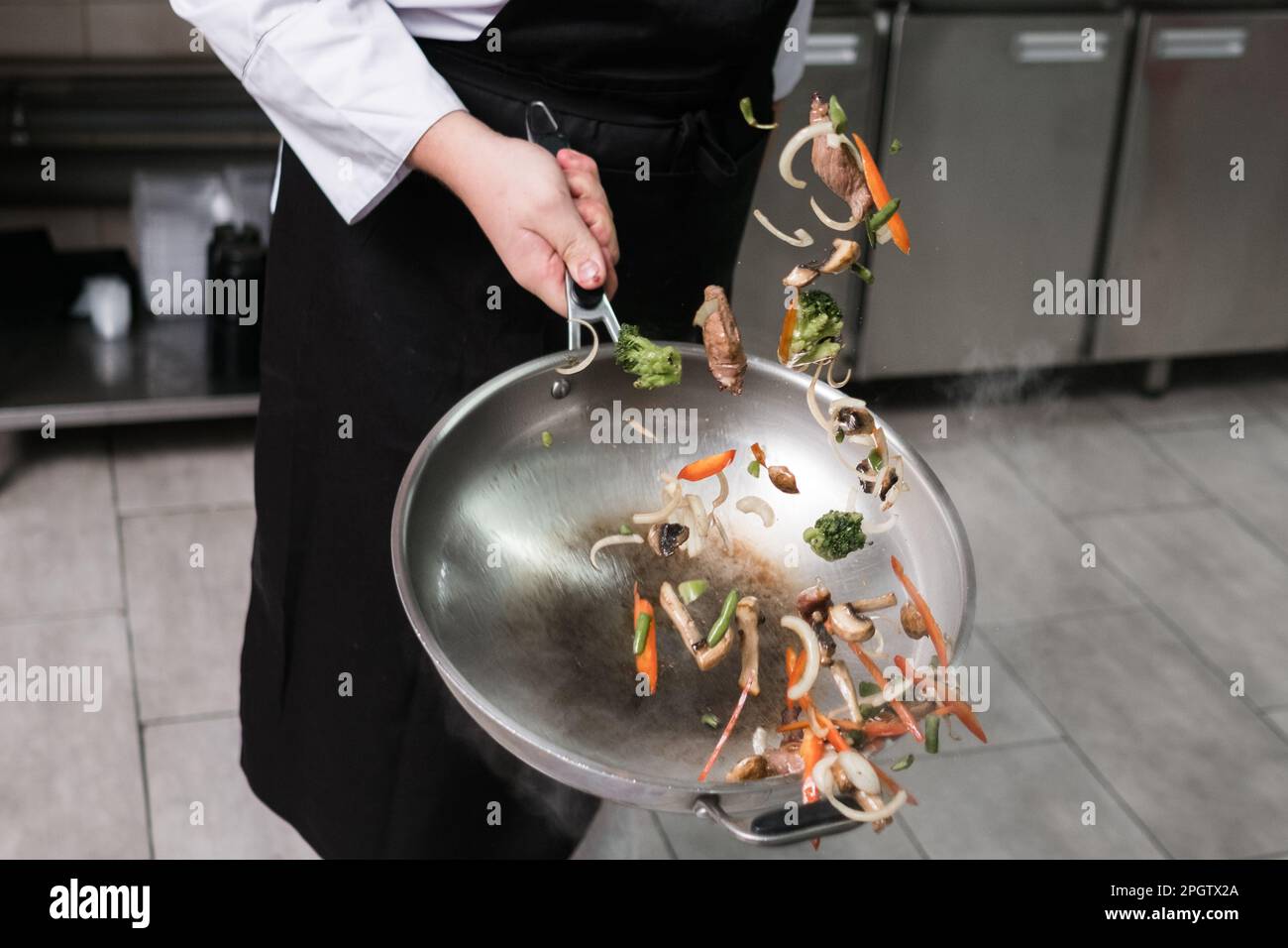 tecnica di miscelazione professionale dello chef Foto Stock