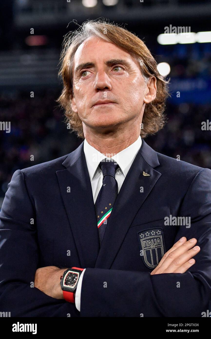 Roberto Mancini, allenatore capo d'Italia, guarda in occasione della partita di calcio di qualificazione del Campionato europeo UEFA EURO2024 Gruppo C tra l'Italia e l'en Foto Stock