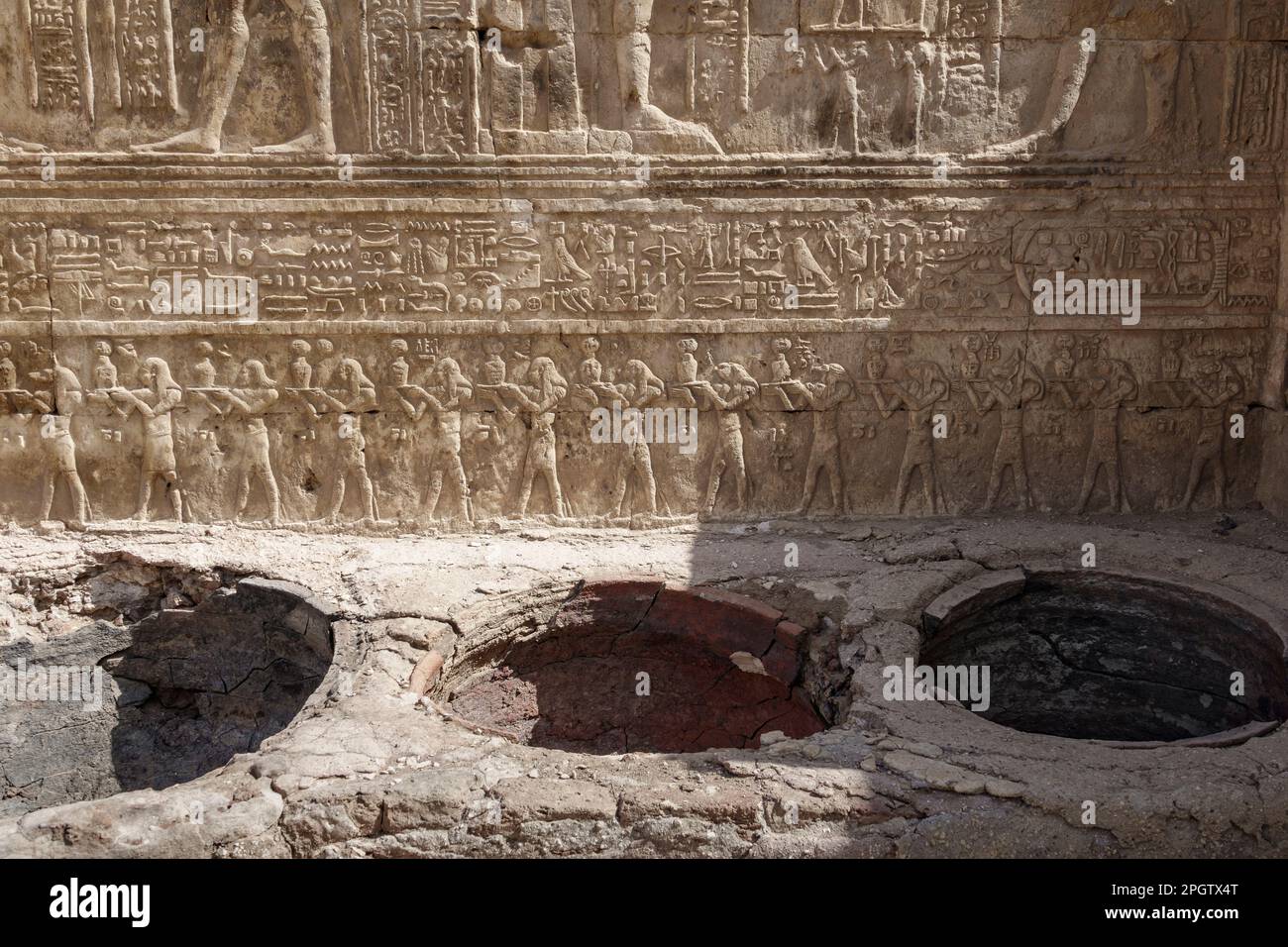 Primo piano di lavori di rilievo e decorazione nel Tempio tolemaico di Athribis, conosciuto anche come Wanina, vicino Akhmim, Governatorato di Sohag, Medio Egitto Foto Stock