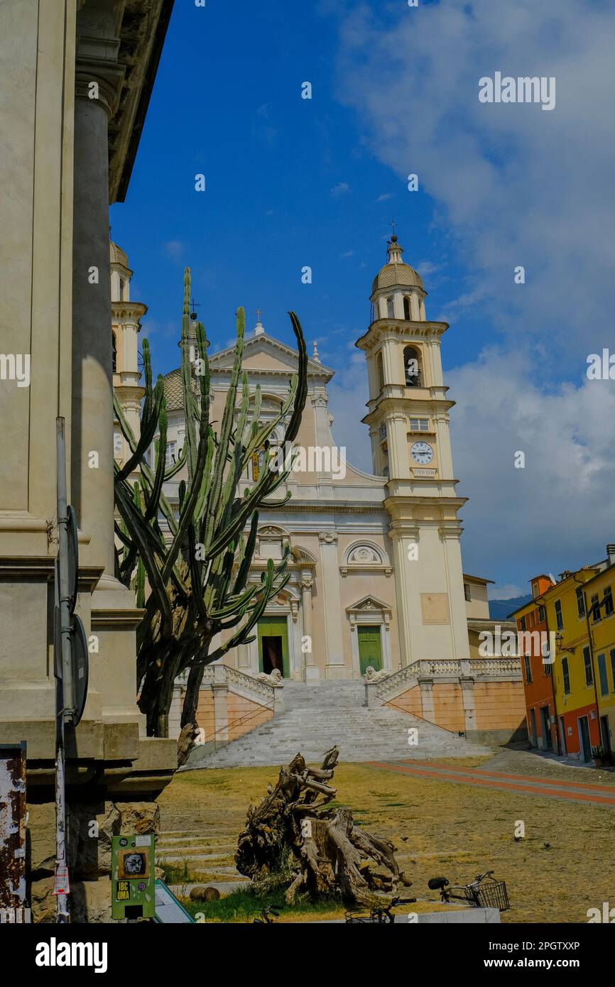 Basilica di San Stefano in una giornata di sole a lavagna, Liguria. Architettura religiosa Foto Stock