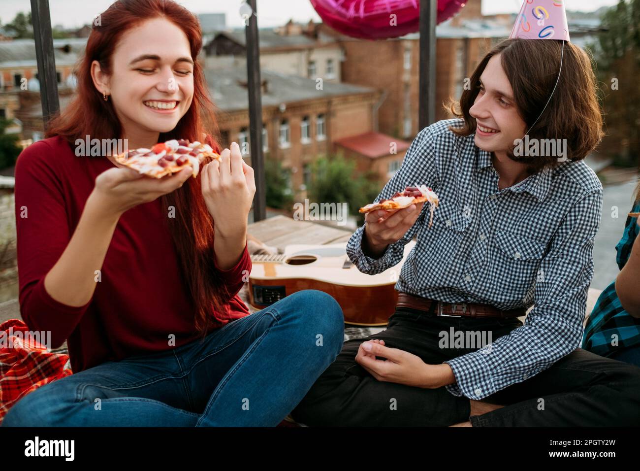 pizza cibo consegna festa adolescente mangiare stile di vita Foto Stock