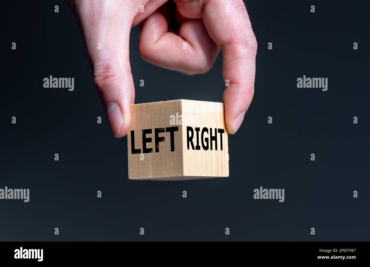 Cubo di legno con le parole 'left' e 'right'. Foto Stock