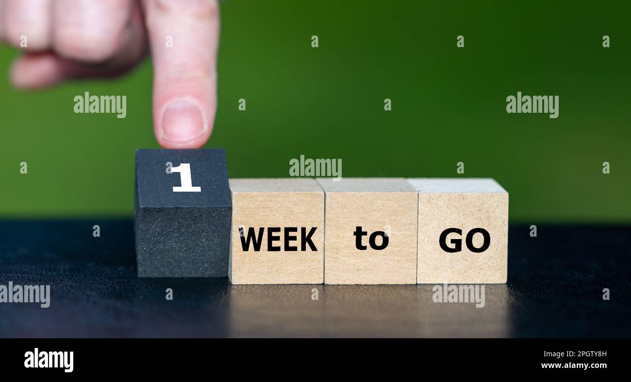 I cubi di legno formano l'espressione "1 settimana per andare". Foto Stock