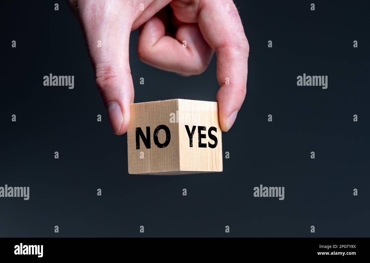 Simbolo per la decisione tra sì e no Cubo di legno con le parole 'sì' e 'no'. Foto Stock