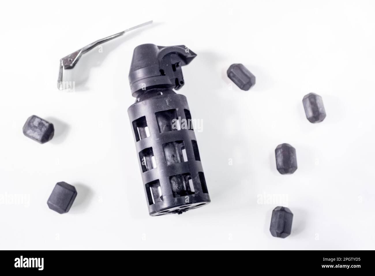 Gerard Cambon / le Pictorium - granate GLIF4 GLEN lacrime gas Disencumbering - 24/3/2023 - Francia / Parigi - granate utilizzate dal CRS durante le dimostrazioni Foto Stock