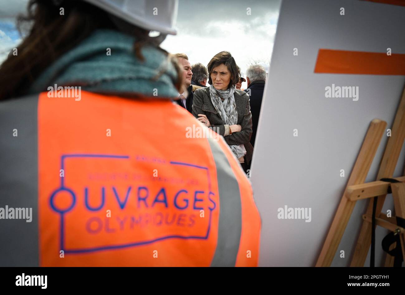 Elancourt, Francia. 24th Mar, 2023. Amelie Oudea Castera, Ministro dello Sport e dei Giochi Olimpici e Paralimpici, visiterà il sito di costruzione del futuro sito che ospiterà gli eventi olimpici di sci di fondo per mountain bike uomo e donna sulla collina di Elancourt il 24 marzo 2023. Foto di Tomas Stevens/ABACAPRESS.COM Credit: Abaca Press/Alamy Live News Foto Stock