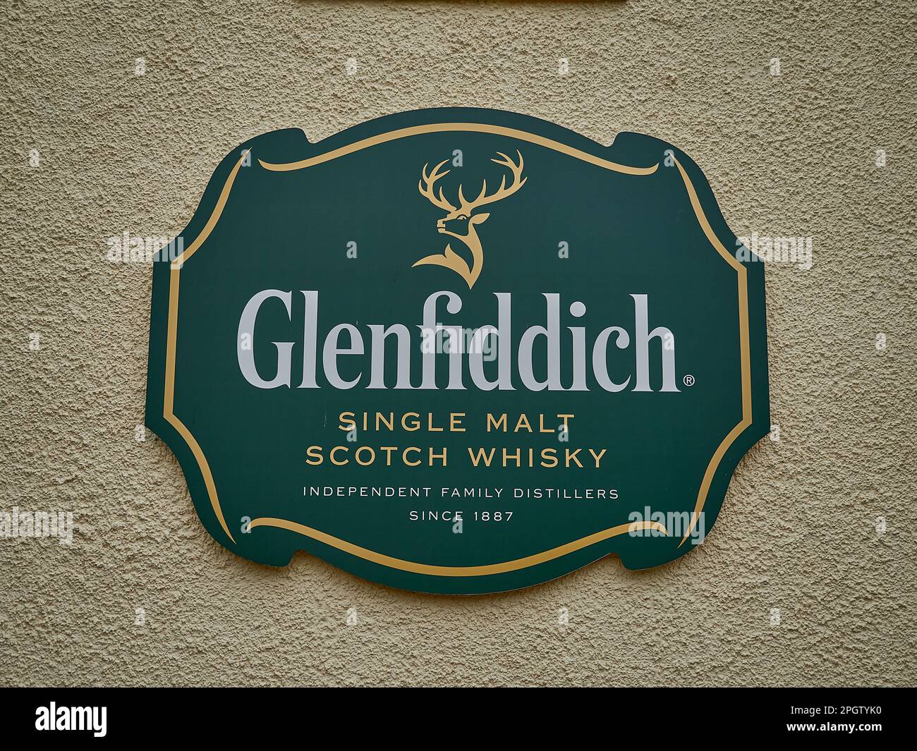 Dufftown, Scozia - 05 22 2018: Segno della famosa e tradizionale distilleria Glenfiddich in Scozia. Foto Stock