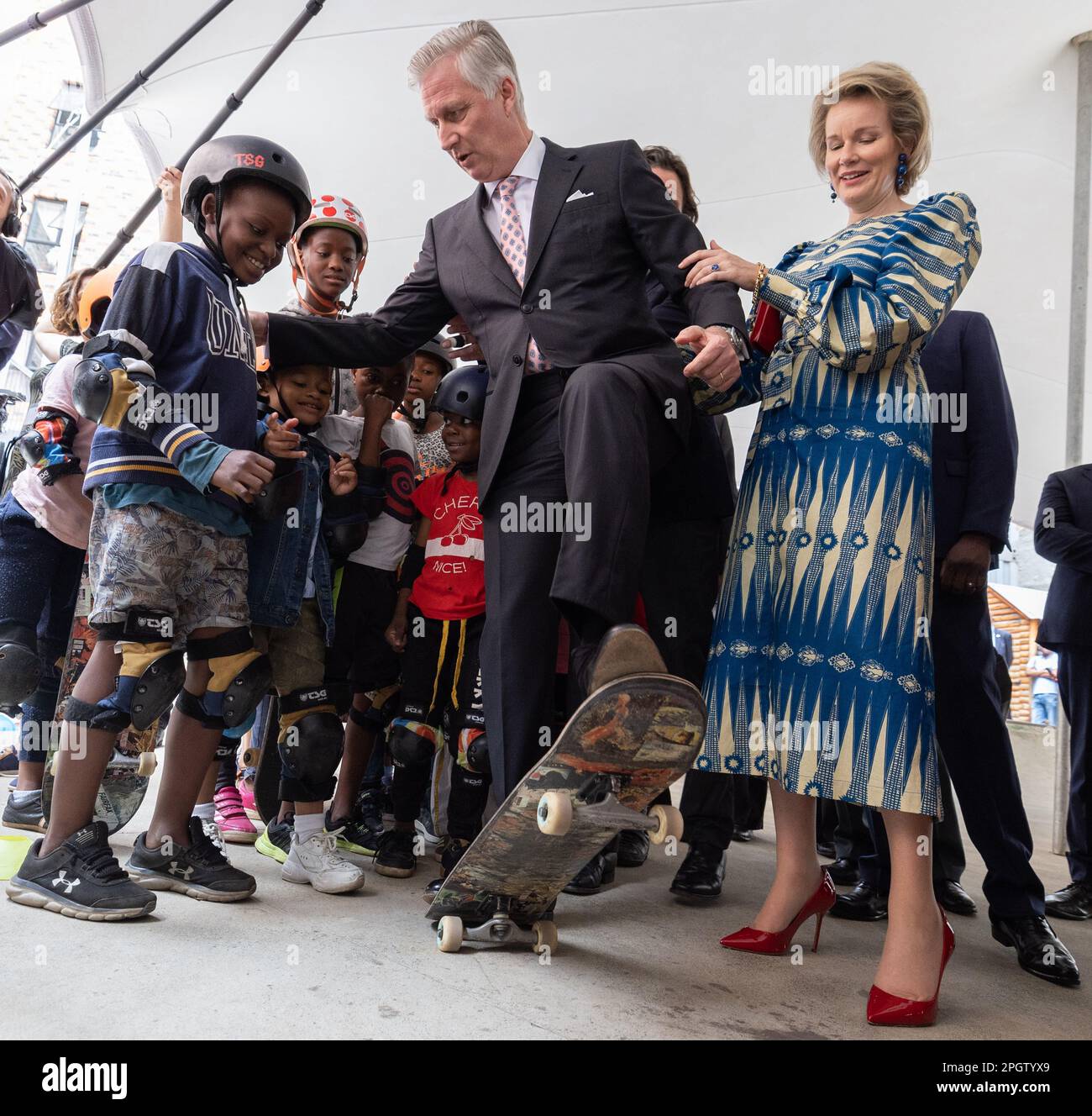 Johannesburg, Sudafrica. 24th Mar, 2023. Re Filippo - Filip del Belgio fa un giro di prova su uno skateboard, assistito dalla regina Mathilde del Belgio e dai giovani locali a Johannesburg, durante una visita di stato della coppia reale belga nella Repubblica del Sud Africa, venerdì 24 marzo 2023. BELGA PHOTO BENOIT DOPPAGNE Credit: Belga News Agency/Alamy Live News Foto Stock