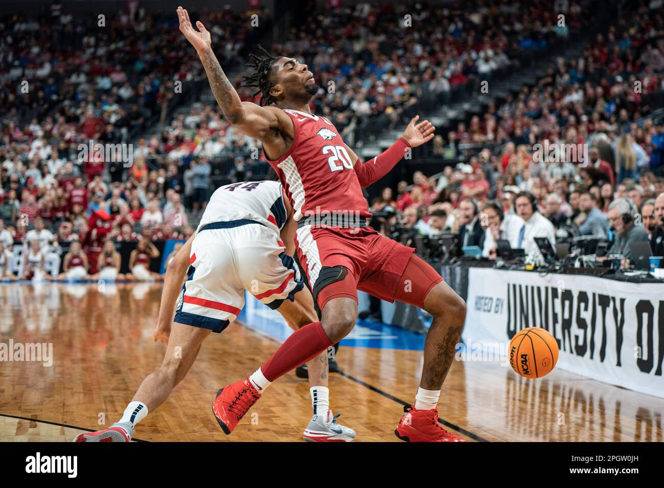 La guardia del Connecticut Huskies Andre Jackson Jr. (44) combatte per una palla libera con l'Arkansas Razorbacks in avanti Kamani Johnson (20) durante un bask maschile NCAA Foto Stock