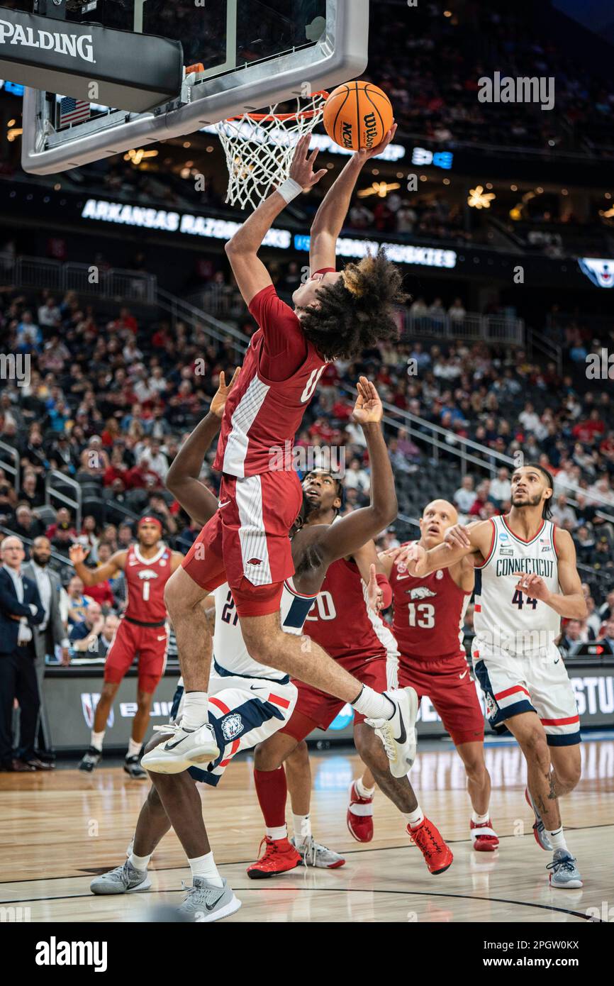 Arkansas Razorbacks Guard Anthony Black (0) ottiene un layup durante una partita di torneo di pallacanestro maschile NCAA contro gli Huskies del Connecticut, lunedì, marzo Foto Stock