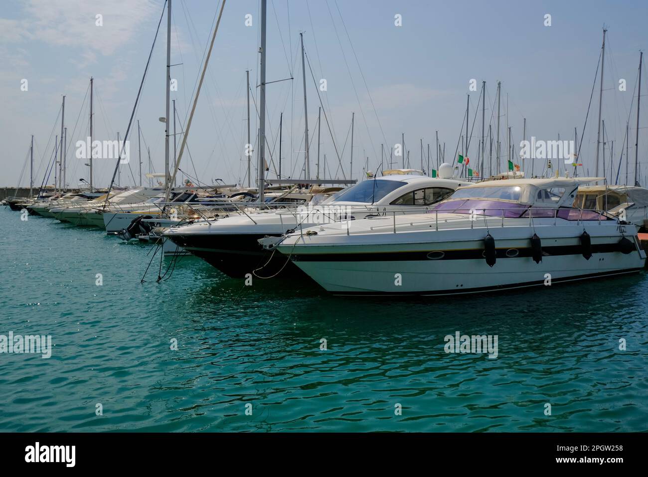 Barche e yacht nel porto di Lavagna, Liguria, Italia in una giornata di sole Foto Stock