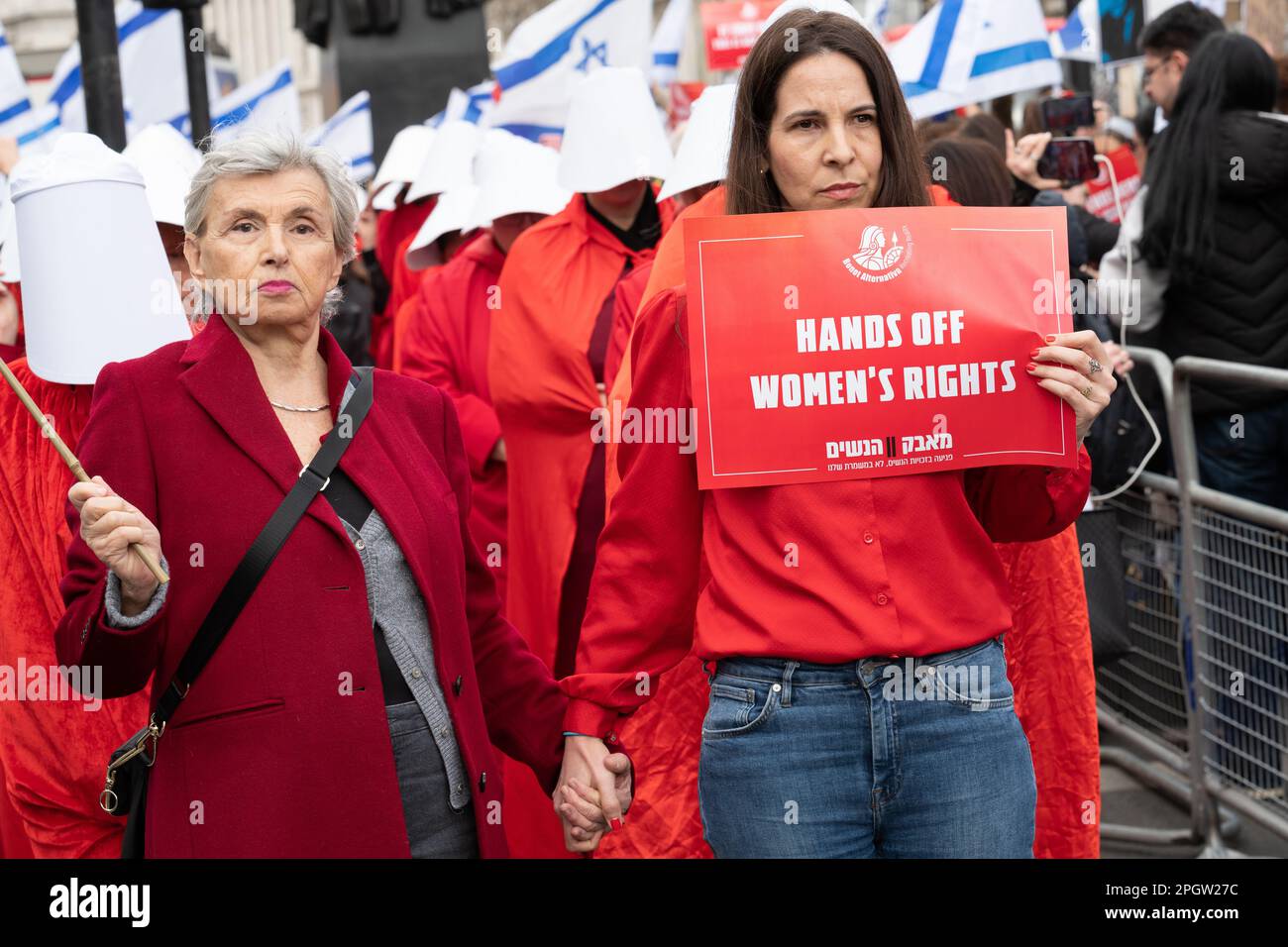 Le donne vestite come personaggi della protesta di tale della serva a Whitehall contro il primo ministro israeliano Benjamin Netanyahu mentre visita Londra per mee Foto Stock