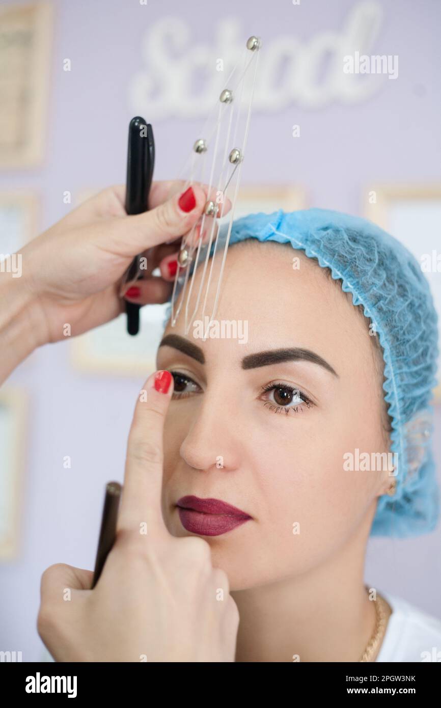 procedura decorativa cosmetologia artista sopracciglia Foto Stock