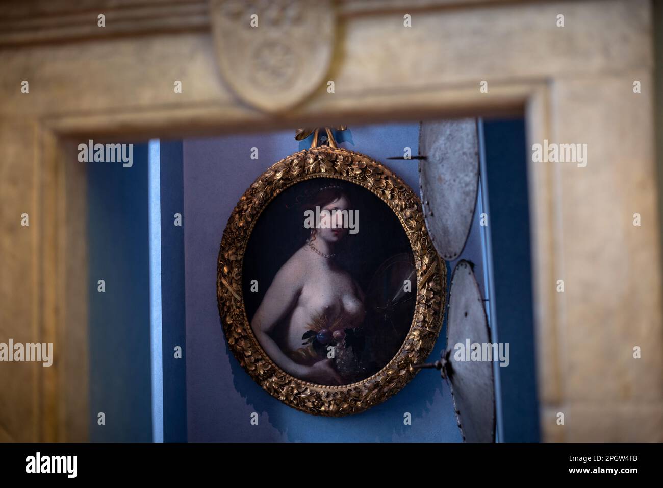 Opere d'arte e manufatti in mostra al museo Bardini di Firenze. Stefano Bardini era un famoso commerciante d'arte Foto Stock