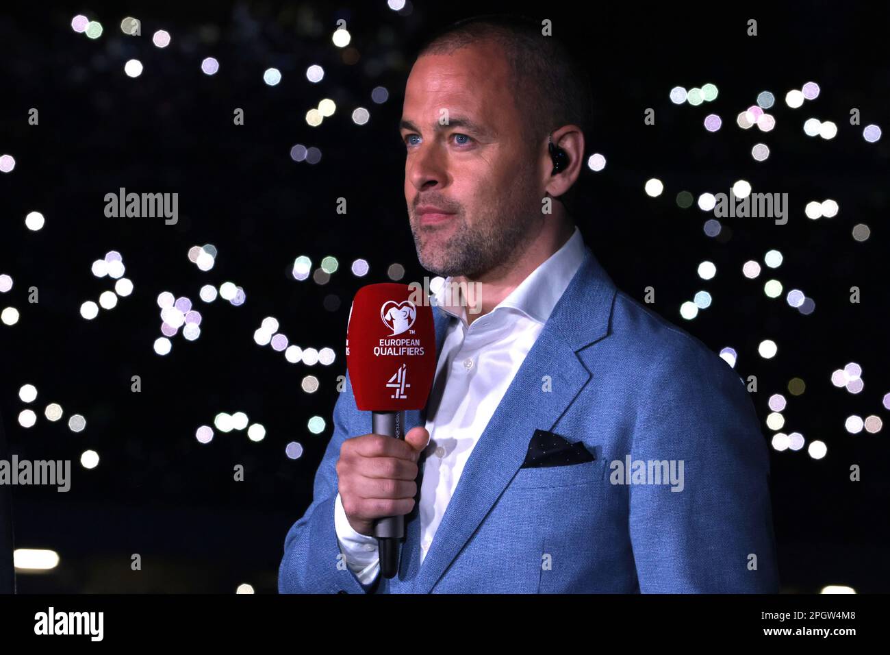 Napoli, Italia. 23rd Mar, 2023. L'ex calciatore del West Ham, del Chelsea e dell'Inghilterra Joe Cole commenta per Channel 4 durante la partita di qualificazione del Campionato europeo UEFA allo Stadio Diego Armando Maradona, Napoli. Il credito per le immagini dovrebbe essere: Jonathan Moskrop/Sportimage Credit: Sportimage/Alamy Live News Foto Stock Napoli, Italia. 23rd Mar, 2023. L'ex calciatore del West Ham, del Chelsea e dell'Inghilterra Joe Cole commenta per Channel 4 durante la partita di qualificazione del Campionato europeo UEFA allo Stadio Diego Armando Maradona, Napoli. Il credito per le immagini dovrebbe essere: Jonathan Moskrop/Sportimage Credit: Sportimage/Alamy Live News Foto Stock