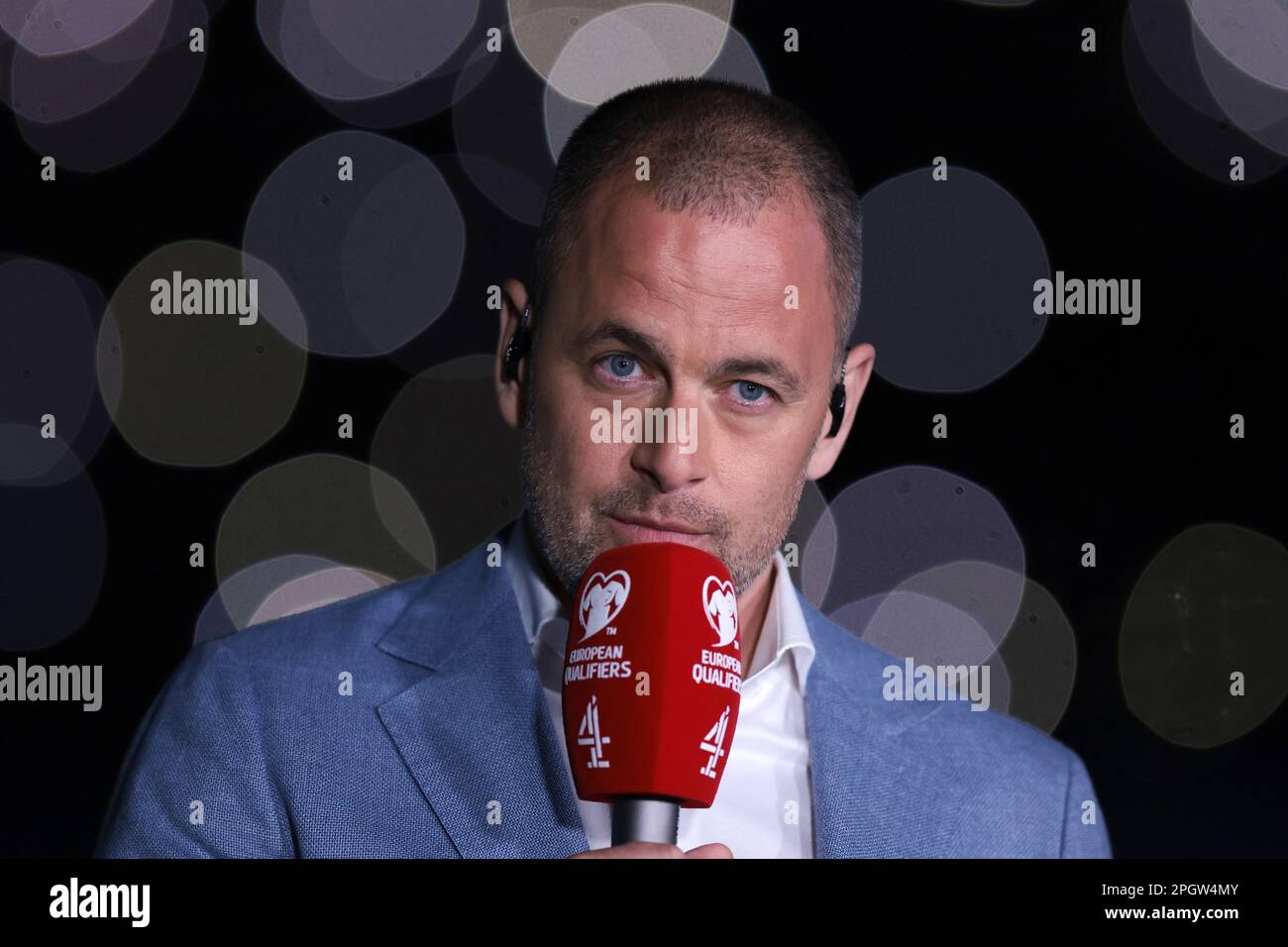 Napoli, Italia. 23rd Mar, 2023. L'ex calciatore del West Ham, del Chelsea e dell'Inghilterra Joe Cole commenta per Channel 4 durante la partita di qualificazione del Campionato europeo UEFA allo Stadio Diego Armando Maradona, Napoli. Il credito per le immagini dovrebbe essere: Jonathan Moskrop/Sportimage Credit: Sportimage/Alamy Live News Foto Stock Napoli, Italia. 23rd Mar, 2023. L'ex calciatore del West Ham, del Chelsea e dell'Inghilterra Joe Cole commenta per Channel 4 durante la partita di qualificazione del Campionato europeo UEFA allo Stadio Diego Armando Maradona, Napoli. Il credito per le immagini dovrebbe essere: Jonathan Moskrop/Sportimage Credit: Sportimage/Alamy Live News Foto Stock