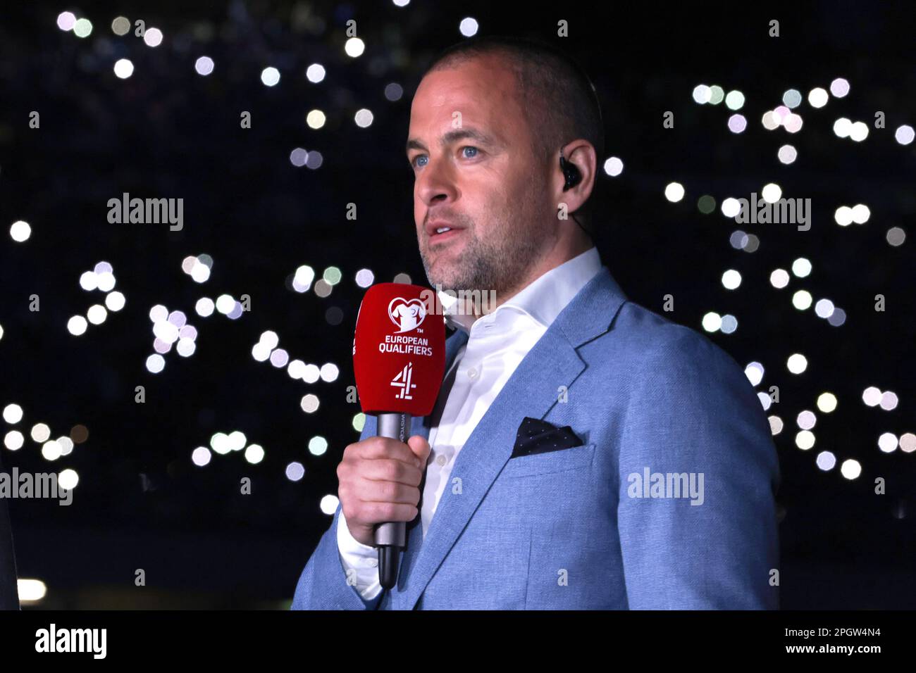 Napoli, Italia. 23rd Mar, 2023. L'ex calciatore del West Ham, del Chelsea e dell'Inghilterra Joe Cole commenta per Channel 4 durante la partita di qualificazione del Campionato europeo UEFA allo Stadio Diego Armando Maradona, Napoli. Il credito per le immagini dovrebbe essere: Jonathan Moskrop/Sportimage Credit: Sportimage/Alamy Live News Foto Stock Napoli, Italia. 23rd Mar, 2023. L'ex calciatore del West Ham, del Chelsea e dell'Inghilterra Joe Cole commenta per Channel 4 durante la partita di qualificazione del Campionato europeo UEFA allo Stadio Diego Armando Maradona, Napoli. Il credito per le immagini dovrebbe essere: Jonathan Moskrop/Sportimage Credit: Sportimage/Alamy Live News Foto Stock