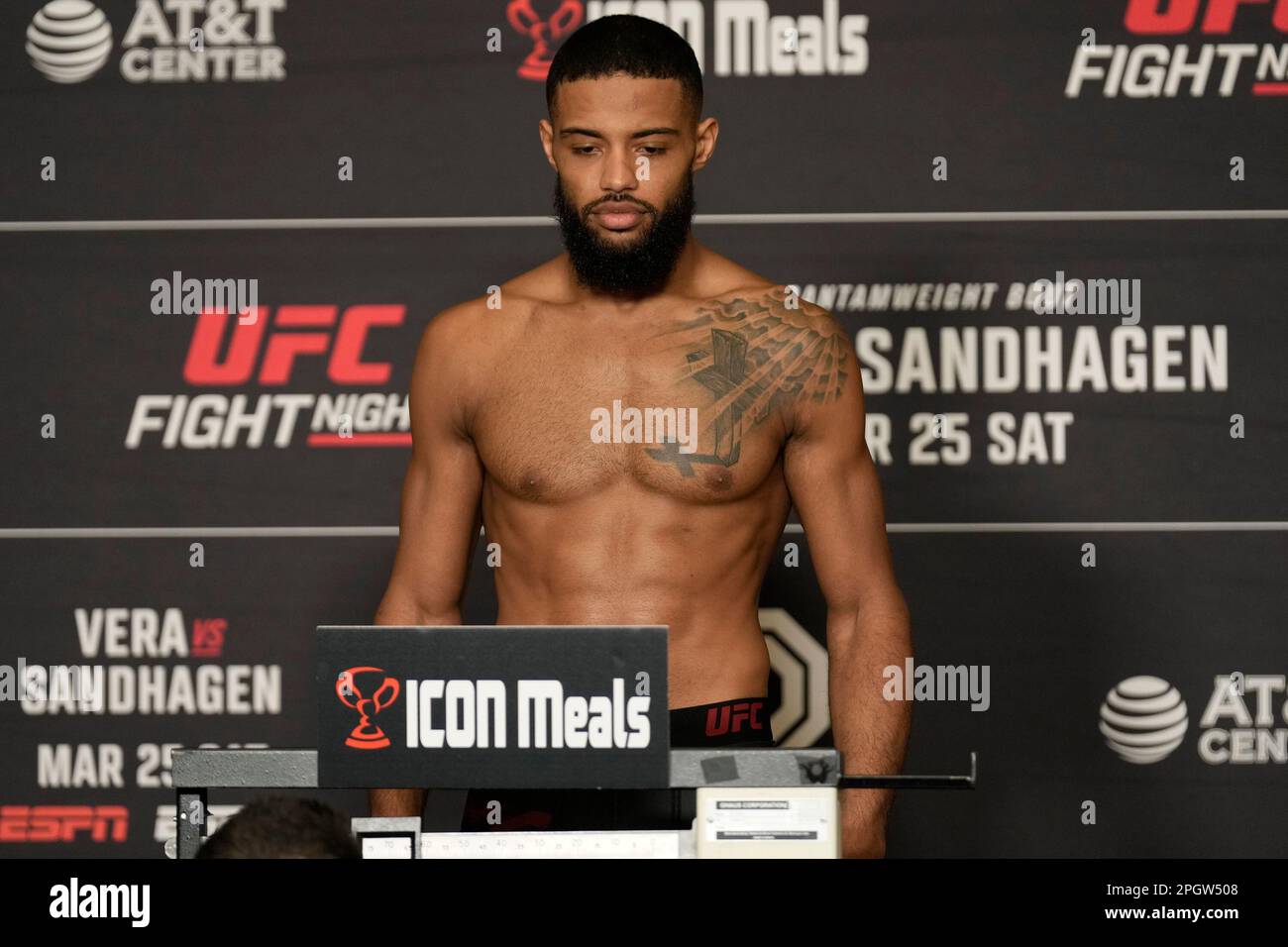 SAN ANTONIO, TEXAS, STATI UNITI. 24th Mar, 2023. SAN ANTONIO, TX - Marzo 24: Trevin Giles si scalda sulla scala per le pesate ufficiali al Westin San Antonio North per la UFC Fight Night - vera vs Sandhagen - Weigh-ins il 24 Marzo 2023 a SAN ANTONIO, Stati Uniti. (Credit Image: © Louis Grasse/PX Imagens via ZUMA Press Wire) SOLO PER USO EDITORIALE! Non per USO commerciale! Foto Stock