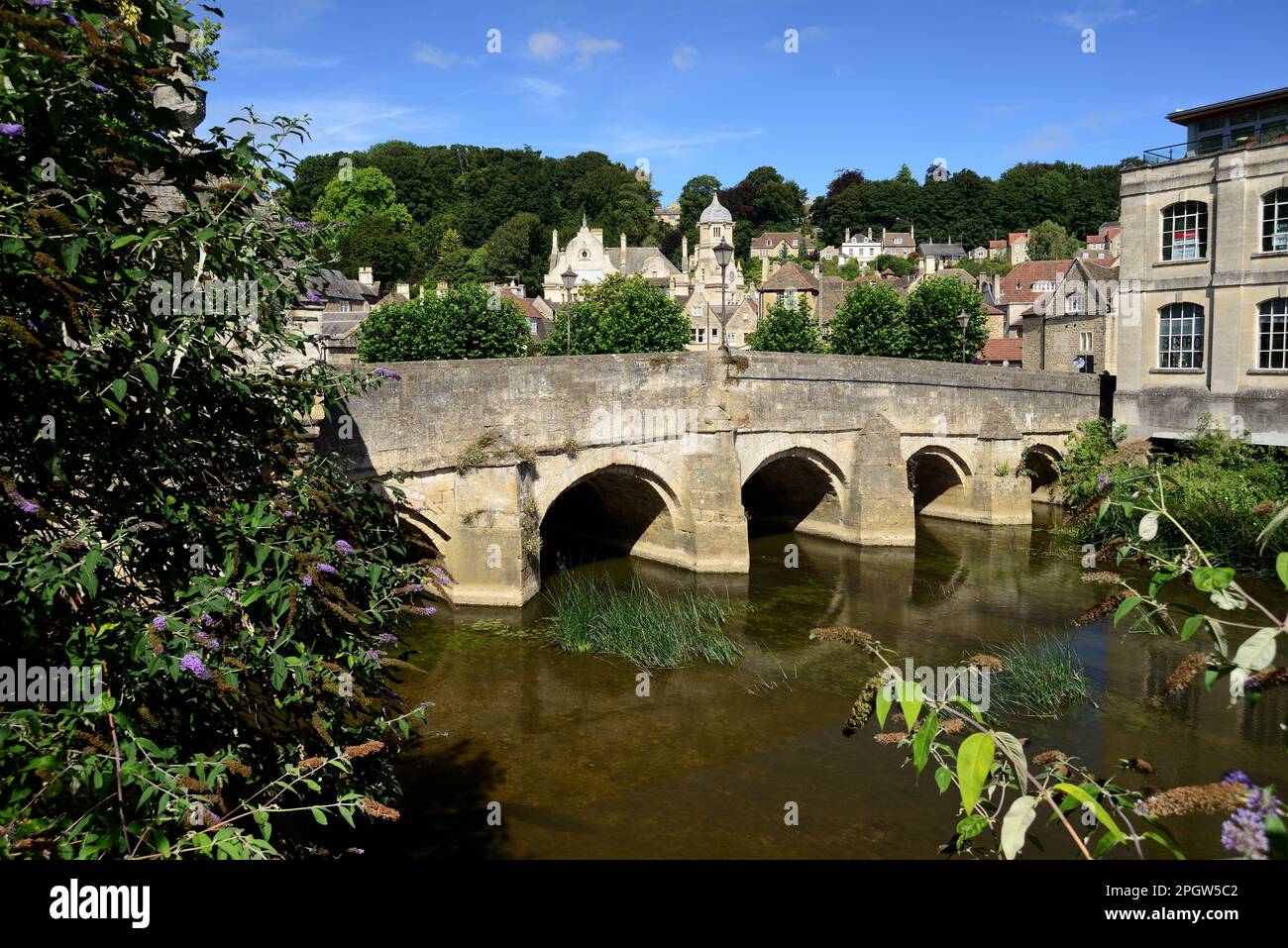 Town Bridge sul fiume Avon a Bradford-on-Avon, Wiltshire. Foto Stock