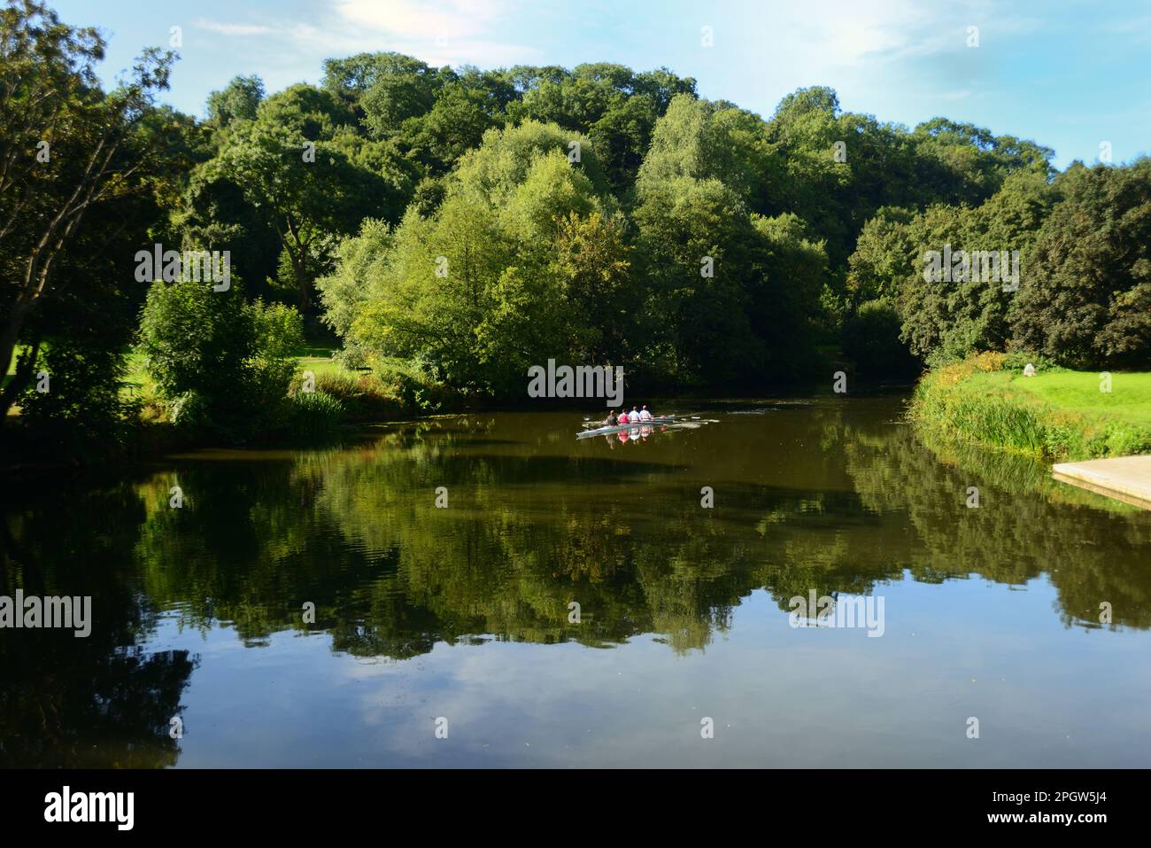Vogatori sul fiume a Bradford-on-Avon, Wiltshire. Foto Stock