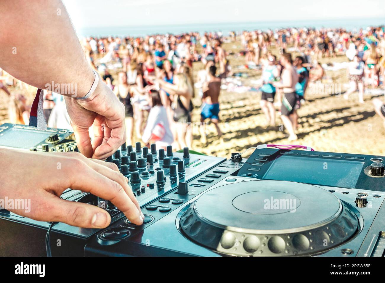 Dettaglio del dj che riproduce un suono moderno su un lettore cd usb al festival di primavera - Beach music party e concetto di stile di vita - sfondo sfocato con sha Foto Stock
